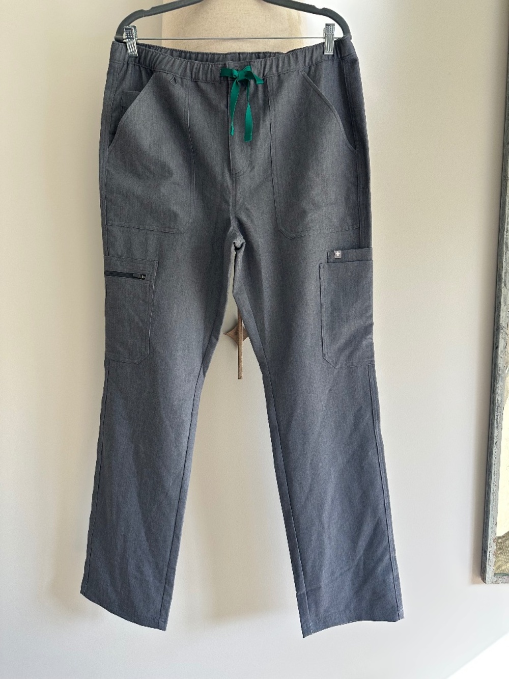FIGS men’s scrub pants (gray)